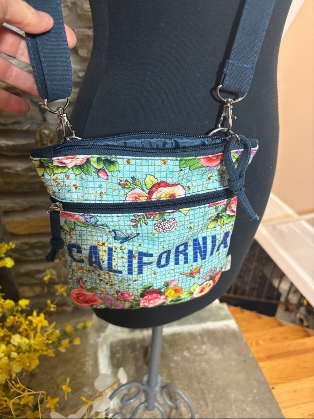 NWT Robin Ruth Blue Floral "CALIFORNIA" Crossbody Bag - Picture 8 of 9